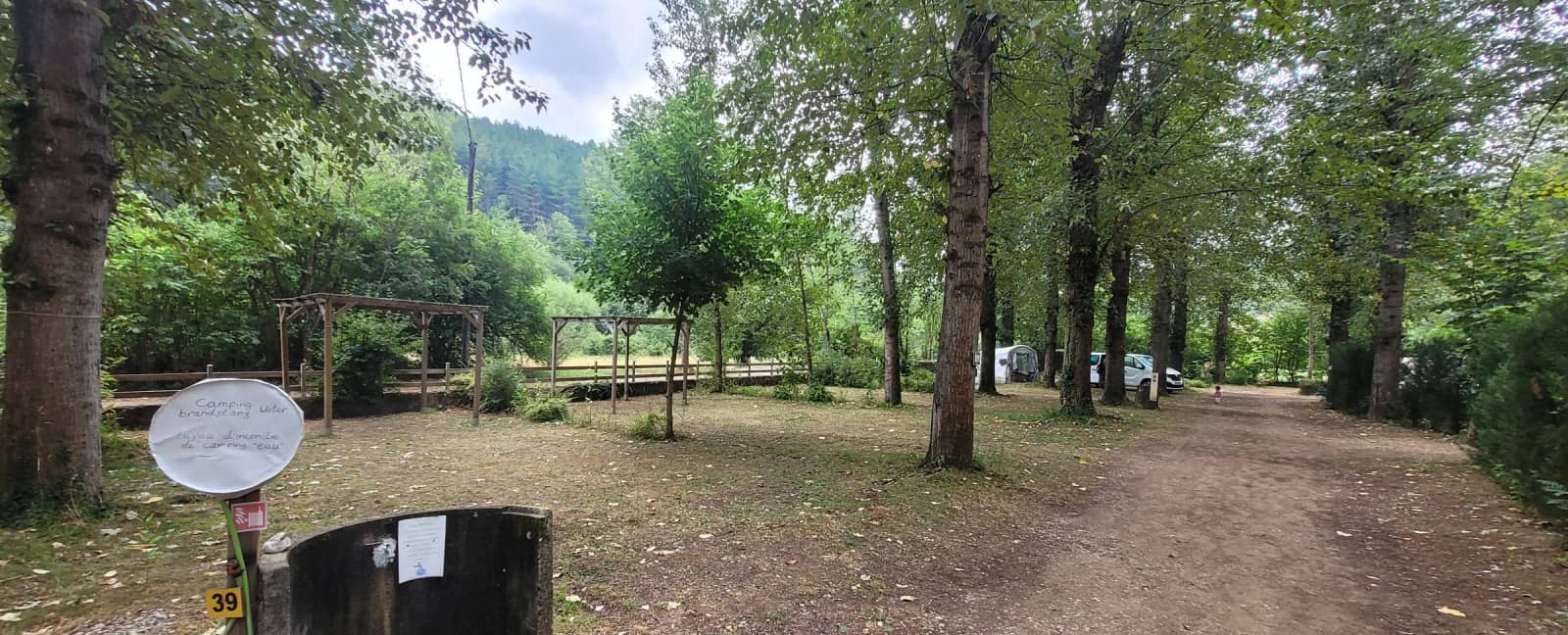 Het laantje langs de kampeerplaatsen